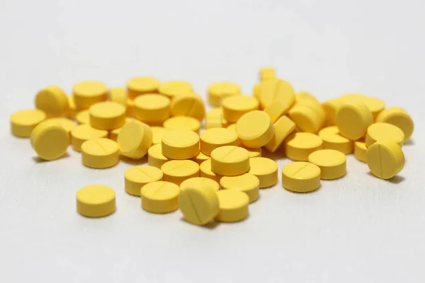 白い床に黄色の丸い薬の山 病気の診断 予防の科学的実践 — ストック写真