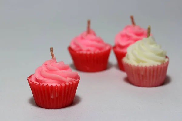 Vela Rosa Forma Cupcake Com Foco Fora Três Velas Colocar — Fotografia de Stock