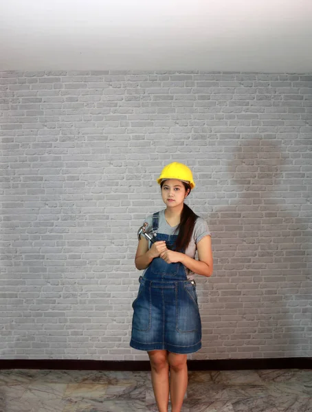 Chaqueta Técnica Mujer Casco Amarillo Con Camiseta Gris Vaqueros Vaqueros — Foto de Stock