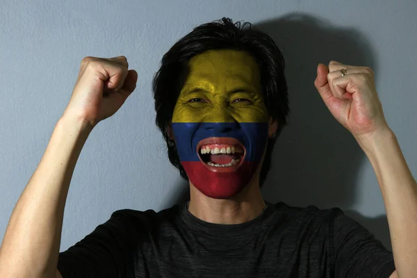 Retrato Alegre Homem Com Bandeira Colômbia Pintado Seu Rosto Fundo — Fotografia de Stock