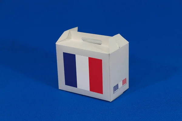 法国国旗在白色的盒子上 带有条形码和蓝色背景的国旗的颜色 法国出口贸易的概念 纸包装的产品 — 图库照片