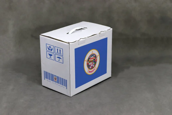 明尼苏达州白盒上的国旗 符号脆弱 背景为灰色条形码 明尼苏达州出口贸易的概念 用于放置产品的纸包装 — 图库照片