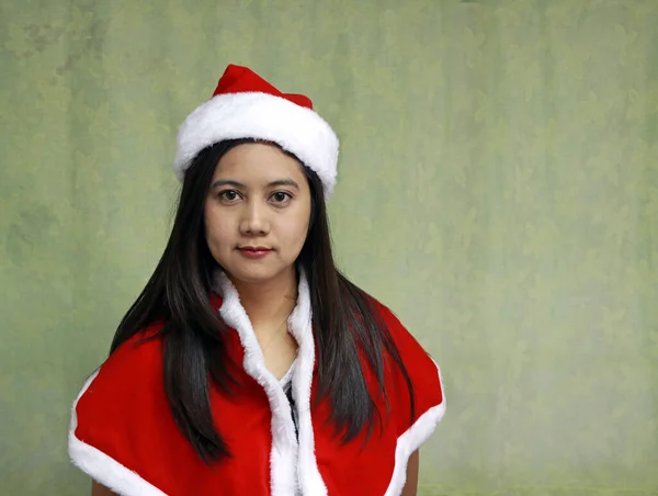 Asian Santa Girl Dress Dengan Latar Belakang Hijau Muda Wanita — Stok Foto