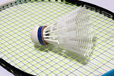 Badminton 'un plastik siki badminton' un yeşil plastik siki badminton raketinin yeşil ağını taktı. Tüylerin koni şeklinde bağlandığı bir mantardır..
