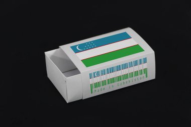 Barkodlu beyaz kutuda Özbekistan bayrağı ve siyah zemin üzerinde ulus bayrağı, eşleştirme için kağıt ambalajı veya ürünler. Özbekistan 'dan ihracat ticareti kavramı.