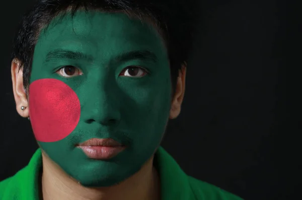 Retrato Hombre Con Bandera Bangladesh Pintado Rostro Sobre Fondo Negro — Foto de Stock
