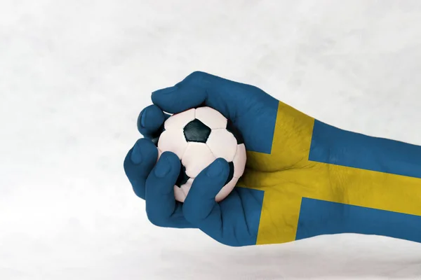 Mini Bal Van Voetbal Zweden Vlag Geschilderd Hand Witte Achtergrond — Stockfoto