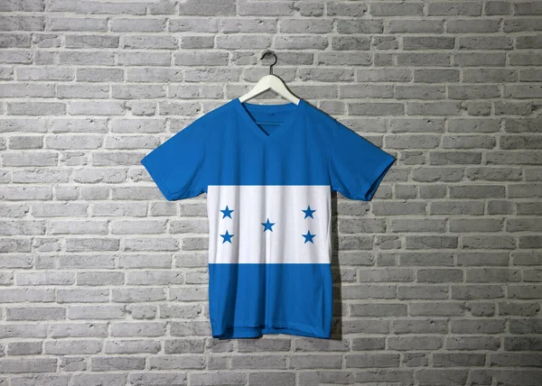 Bandeira Honduras Camisa Pendurado Parede Com Papel Parede Padrão Tijolo — Fotografia de Stock
