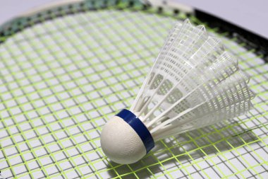 Badminton 'un plastik siki badminton' un yeşil plastik siki badminton raketinin yeşil ağını taktı. Tüylerin koni şeklinde bağlandığı bir mantardır..