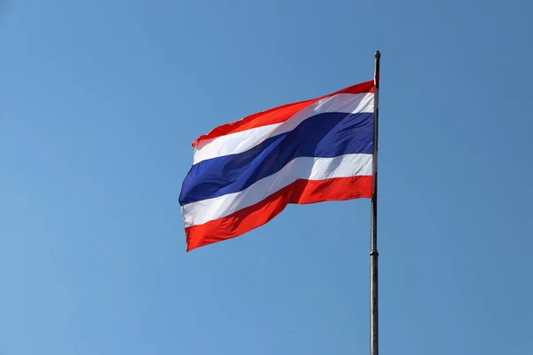 Parlak Mavi Arka Planda Tayland Bayrağı Rüzgarla Savruldu Tayland Güneydoğu — Stok fotoğraf