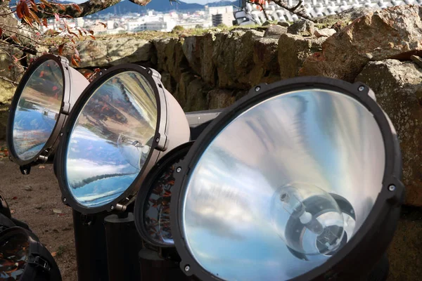 Три Промені Скелі Лампа Проектує Вузький Інтенсивний Промінь Світла Безпосередньо — стокове фото