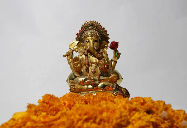 Ganesha Aus Messing Mit Gelber Ringelblume Vordergrund Und Weißem Hintergrund — Stockfoto