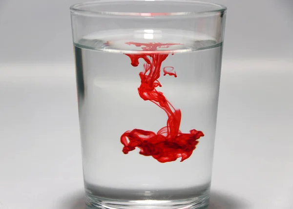 Goutte Couleur Rouge Sur Eau Dans Verre Avec Fond Blanc — Photo