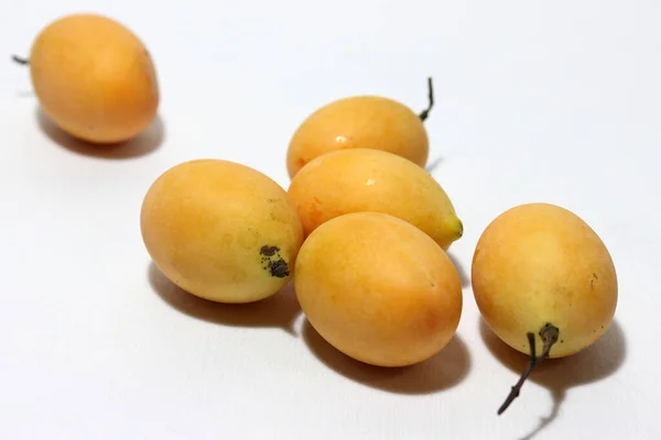 一般的にガンダリアとして知られているブーア マクロフィラは 白い背景にスタックを置きます 熱帯地方の果実のオレンジ色 — ストック写真