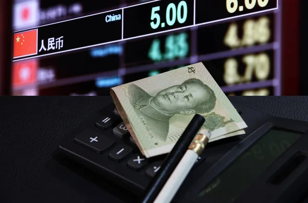 Çin Yuan Banknotu Hesap Makinesinde Kalem Ile Kara Katta Dijital — Stok fotoğraf