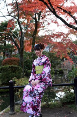 Higashiyama, Kyoto, Japonya, 17 Kasım 2017: Kiyomizu Tapınağı 'ndaki Kimono elbiseli kadın tapınakta veya tapınakta ibadet etmek için ulusal üniformalar giyecek.