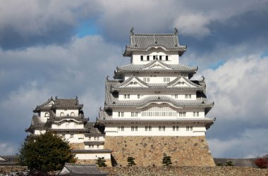 Himeji, Hyogo, Kansai, Japonya 19 Kasım 2017: Mavi gökyüzü arkaplanlı beyaz Himeji Kalesi. Beyaz balıkçıl kalesi (Shirasagijo) olarak da bilinen Himeji Kalesi, Japonya 'nın en spesifik kalesi olarak kabul edilir.