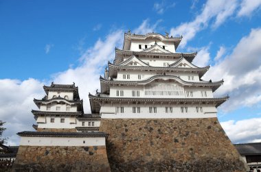 Himeji, Hyogo, Kansai, Japonya 19 Kasım 2017: Mavi gökyüzü arkaplanlı beyaz Himeji Kalesi. Beyaz balıkçıl kalesi (Shirasagijo) olarak da bilinen Himeji Kalesi, Japonya 'nın en spesifik kalesi olarak kabul edilir.