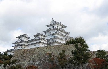 Himeji, Hyogo, Kansai, Japonya 19 Kasım 2017: Beyaz Himeji Kalesi beyaz bulutlu arka plan. Beyaz balıkçıl kalesi (Shirasagijo) olarak da bilinen Himeji Kalesi, Japonya 'nın en görkemli kalesi olarak kabul edilir.