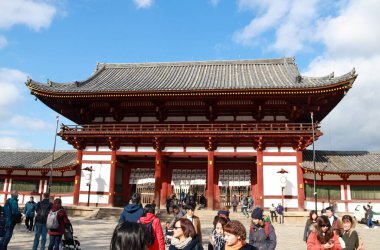 Zoshicho, Nara, Japonya, 21 Kasım 2017: Todaiji Tapınağı 'nın ikinci antik ahşap kemerli girişi ve mavi gökyüzü arka planında yeşil ağaçlı birçok turist.