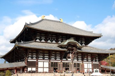 Zoshicho, Nara, Japonya, 21 Kasım 2017: Tik ağacından yapılmış Budist kilisesi mavi gökyüzü arka planında Todaiji Tapınağı 'nın en büyüğü.