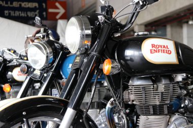 Bangkok, Tayland, 08 Nisan 2018: Bangkok Uluslararası Otomobil Fuarı 'ndaki IMPACT Muang Thong Thani Sergi ve Kongre Merkezi' nde Royal Enfield motorsikletinin yağmalanması. 