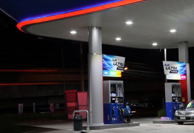 Muang, Pathumthani, Tayland 26 Nisan 2018: Tayland 'da karanlık bir gecede PTT benzin istasyonunun gaz dağıtıcısı. (PTT: Proleum Authority of Thailand) Tayland devletine ait SET petrol ve doğalgaz şirketi..