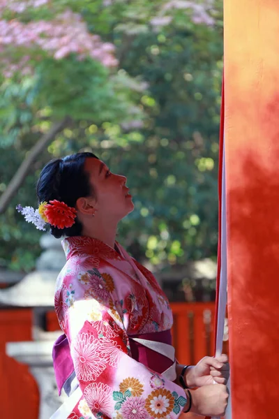 Fushimi Kyoto Japan November 2017 Woman Kimono Dress Ringing Bell — Stock Photo, Image