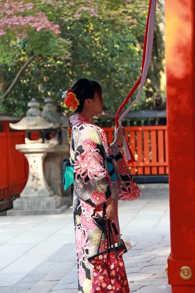 Fushimi Kyoto Japan November 2017 Woman Kimono Dress Ringing Bell — Stock Photo, Image