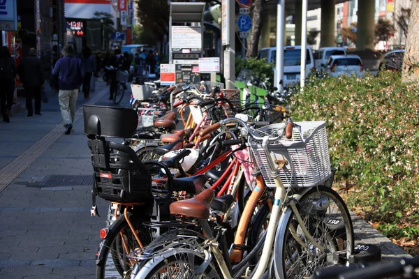 2017年11月21日 日本大阪南坝 许多自行车停车场在日本南坝路边的人行道上 很多日本人把自行车当作交通工具 — 图库照片