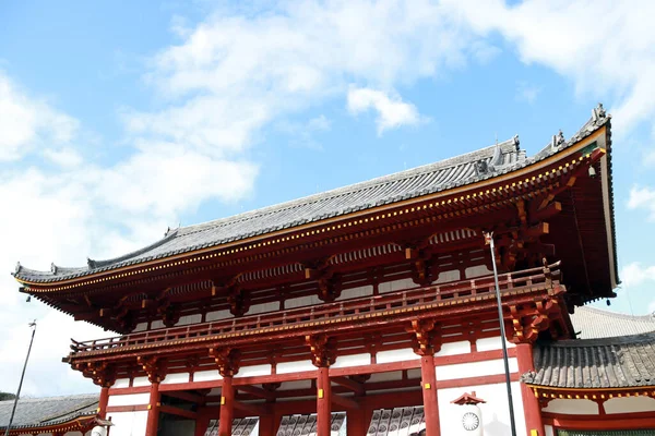 2017年11月21日 日本奈良佐治哥 佐治寺的第二个木制拱门 绿树蓝天背景 — 图库照片