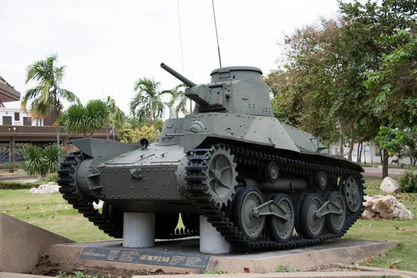 2017年11月5日タイ パトゥムターニー県ラム ルッカ2017年11月5日 次世代を記念して タイ陸軍の退役戦車が国立記念館に屋外に設置されました 軽戦車83型 ストックフォト