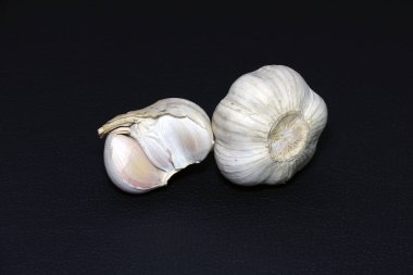 Siyah Arkaplanda Beyaz Sarımsak.