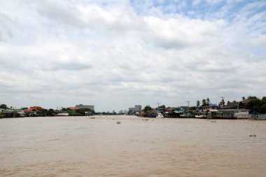 Chaophraya Nehri 'nin güzel manzarası, mavi gökyüzünde bir sürü beyaz bulut..