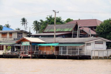Chaophraya Nehri 'nin kıyısındaki köy, Tayland' ın yerel liman bölgesi. Bir grup ev ve ilgili bina, bir köyden daha büyük ve bir kasabadan daha küçük..