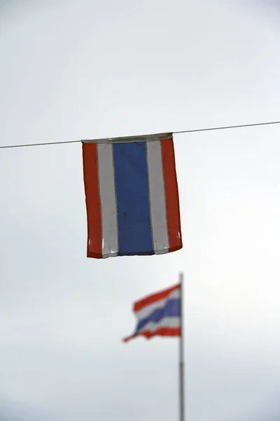 Pequena Bandeira Ferroviária Nacional Tailandesa Foco Grande Bandeira Ferroviária Nacional — Fotografia de Stock
