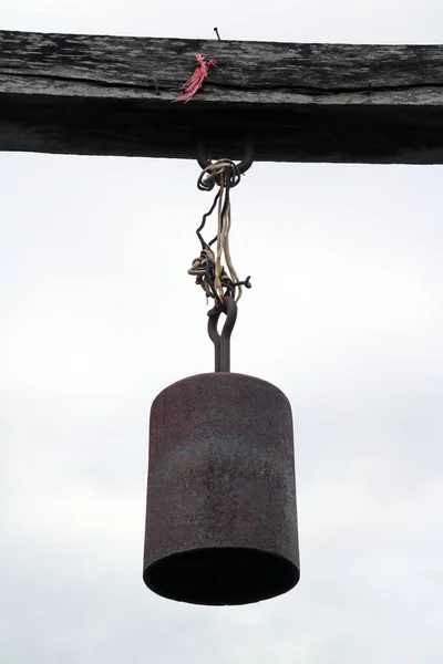 Antique Rust Bell Para Llamar Alarma Campana Alarma Colgando Madera — Foto de Stock
