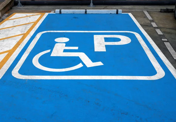 Σήμανση Θέσης Στάθμευσης Αναπηρικού Αμαξιδίου Στο Πάτωμα Που Έχουν Σωματική — Φωτογραφία Αρχείου