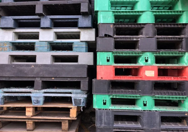 Plastik ve ahşaptan yapılmış Palet katmanı. Siyah, yeşil, kırmızı, mavi ve kahverengi renklidir..