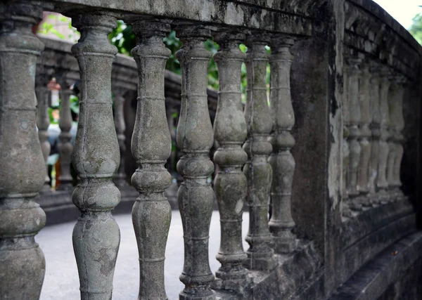 Rij Van Grijze Mortel Balustrades Het Doellat Van Brug — Stockfoto