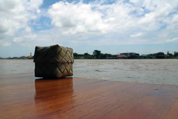 Mimbre Tailandés Arroz Pegajoso Hecho Hoja Coco Colocado Mesa Madera — Foto de Stock