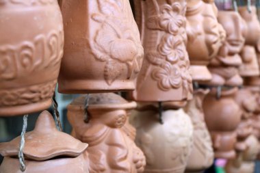 Kahverengi killi bardak müşterilerin seçmesi için asılıydı. Bu dükkandan içki alırken..