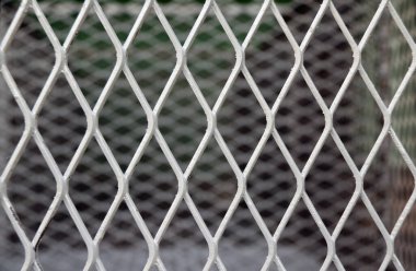 Metal kafesin kare çapraz deseni. Çelik ızgara deseni. Bu, birbirine paralel veya kesişen boşluklu çubukların bir çerçevesidir. Duvar, çit ya da geçişi olmayan bir şey için kullan..