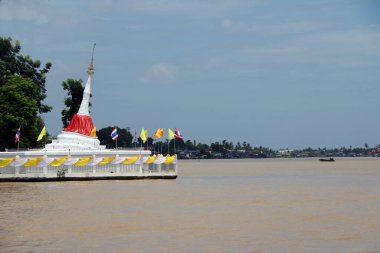 Nonthaburi, Tayland 29 Temmuz 2017: Beyaz eğimli pagoda, Chao Phraya nehrinin yanında Koh kret (Chao Phraya nehrindeki kret adası) yaklaşık 300 yıllık kırmızı bir beze sahiptir..
