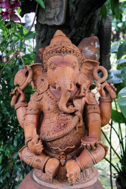 Ganesha, Koh Kret Adası 'nda pişmiş çamurdan yapılmıştır. Koh Kret bir zamanlar Tayland' da meşhur bir çömlek üretimidir..