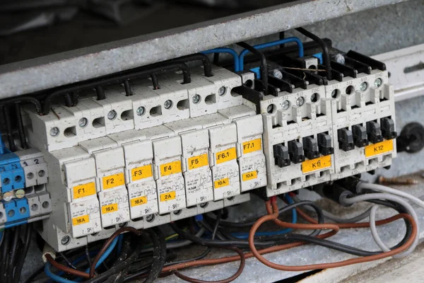 Eski elektrik düğmesi devre dışı, güvenlik için otomatik olarak bir elektrik devresi bozan bir cihaz..