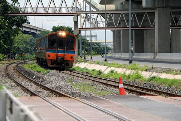 Tayland Raylarda Giden Tren Demiryoluna Paralel Giden Demiryolu — Stok fotoğraf