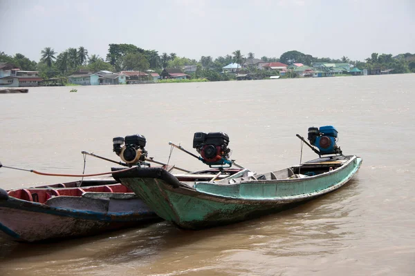 川の水の上に3つの木製のボートマシン着陸 エンジンによって水中に推進される小型船です — ストック写真
