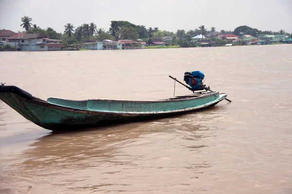 川の水の上に木製のボートマシンの着陸 エンジンによって水中に推進される小型船です — ストック写真