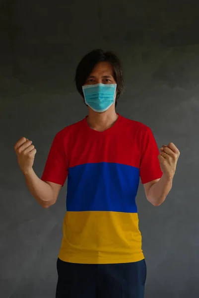 Man Draagt Hygiënisch Masker Draagt Armenië Vlag Gekleurd Shirt Staan — Stockfoto